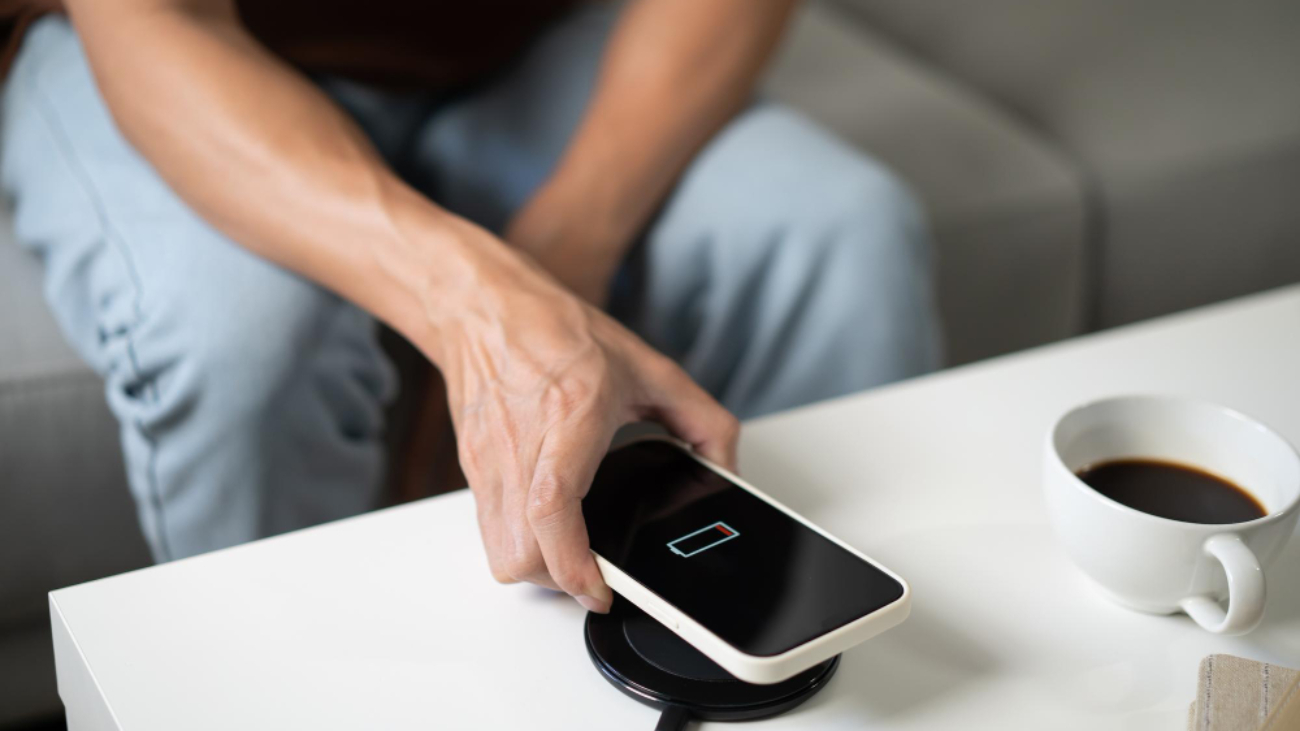 Czy ładowarka indukcyjna szkodzi iPhone&rsquo;owi? Sprawdź