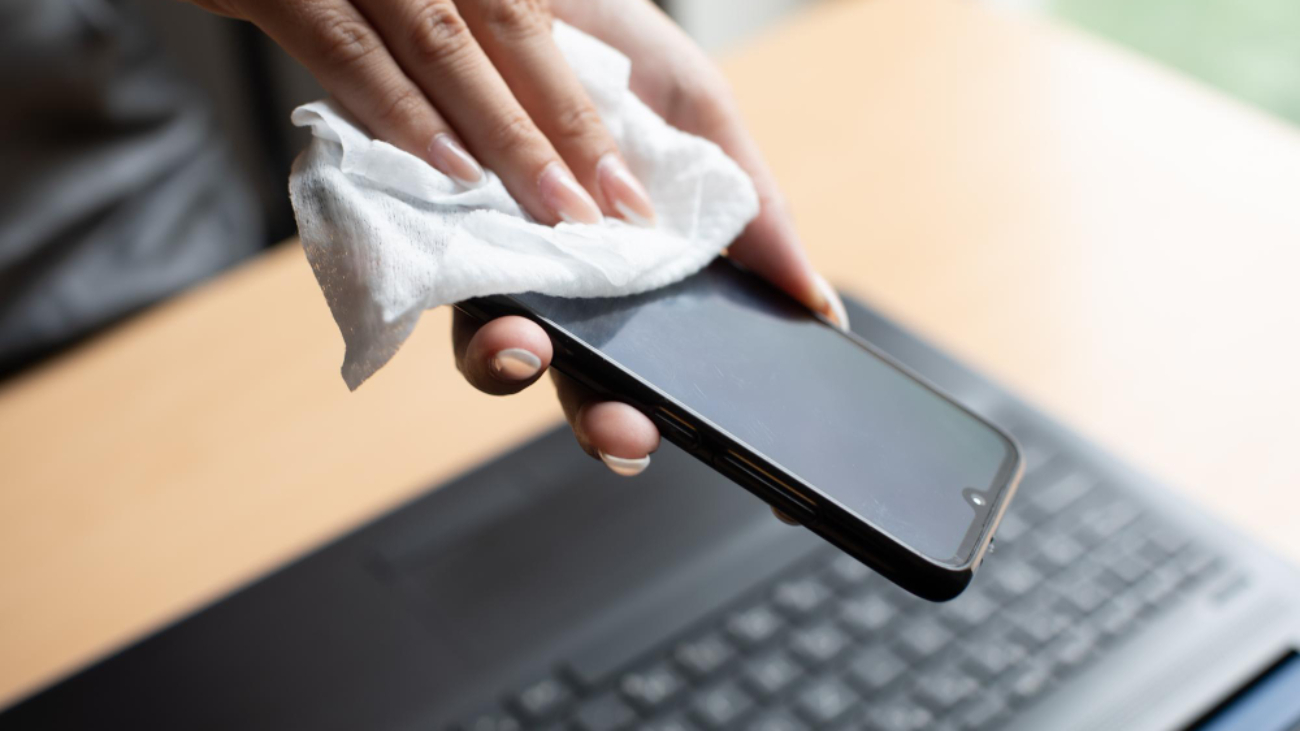 Jak bezpiecznie czyścić iPhone&rsquo;a, by go nie uszkodzić