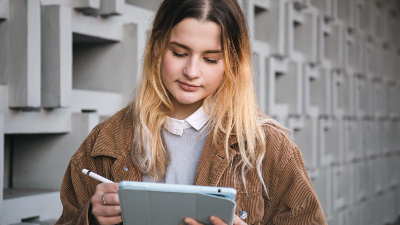 Poznaj kluczowe r&oacute;żnice między iPadem a MacBookiem i wybierz urządzenie idealne do nauki, pracy lub freelancingu. Praktyczne wskaz&oacute;wki w jednym miejscu.