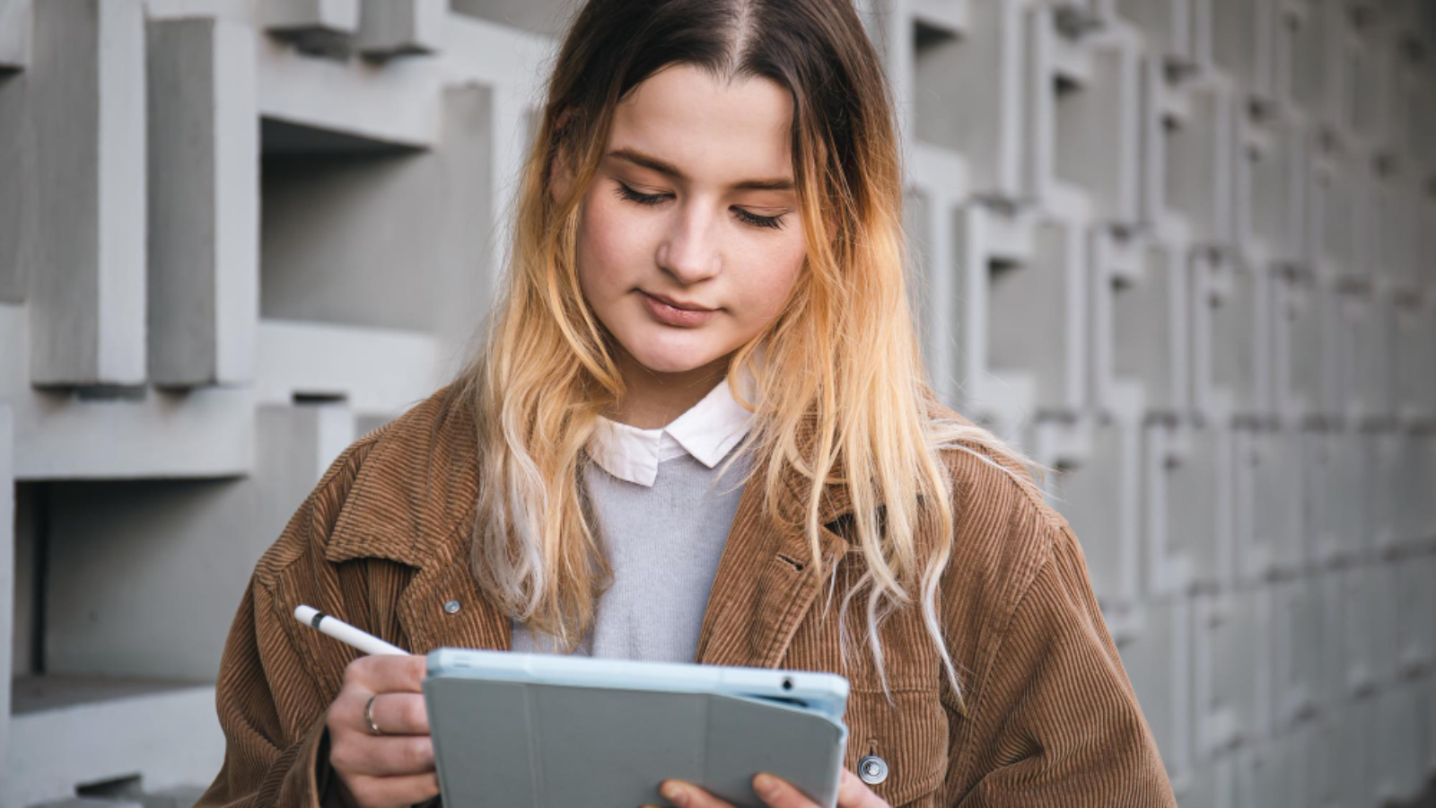 Poznaj kluczowe różnice między iPadem a MacBookiem i wybierz urządzenie idealne do nauki, pracy lub freelancingu. Praktyczne wskazówki w jednym miejscu.
