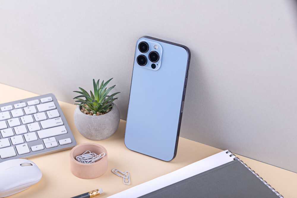 Dowiedz się, jak dbać o odnowione urządzenia Apple, by zachowały wartość. Sprawdź porady o pielęgnacji, gwarancji i dokumentach.